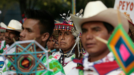 Miembros de la comunidad indígena wirrárika vestidos con trajes típicos participan en una protesta en Ciudad de México el 27 de octubre de 2011 contra la construcción de una mina de plata en Wirikuta por parte de la compañía canadiense First Majestic Silver Corporation