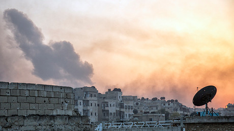 Una columna de humo se eleva sobre el distrito Dahiyet de al Assad después de un ataque de los rebeldes contra las fuerzas gubernamentales sirias en Alepo (Siria), el 29 de octubre de 2016