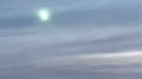 VIDEO: Una enigmática esfera verde surca los cielos de Japón