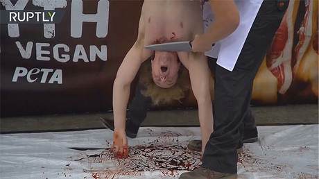 FUERTE VIDEO: 'Degüellan' a jóvenes como en un matadero para promover el veganismo (18+)