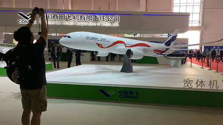 Visitante del salón aeronáutico sanado fotos de la aeronave MS-21 de producción conjunta ruso-china