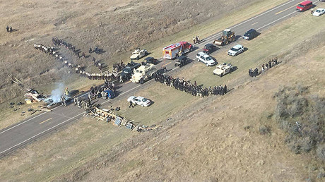 Manifestantes contra el oleoducto Dakota Access se enfrentan con la Policía cerca de la ciudad de Cannon Ball, Dakota del Norte (EE.UU.), el 27 de octubre de 2016.
