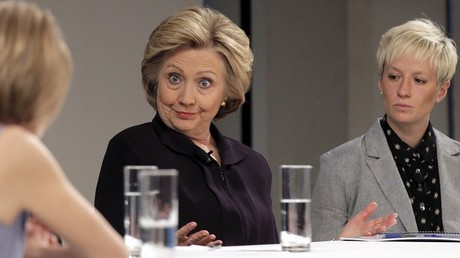Hillary Clinton participa en una mesa redonda sobre igualdad salarial en Nueva York el 12 de abril de 2016.