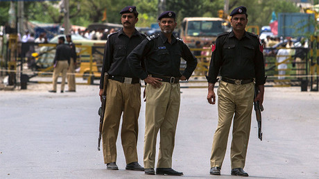 Policías paquistaníes hacen guardia cerca del lugar de un atentado contra un vehículo de las fuerzas de seguridad en la ciudad Fateh Jang, Pakistán, 4 de junio de 2014