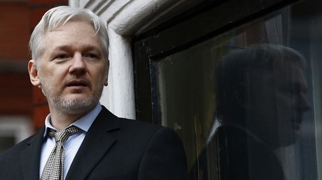 El fundador de WikiLeaks, Julian Assange, da un discurso desde un balcón de la Embajada de Ecuador en Londes, Reino Unido, el 5 de febrero de 2016.