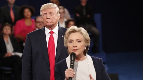 Hillary Clinton y Donald Trump responden preguntas del público durante el debate presidencial que mantuvieron el 9 de octubre, 2016.