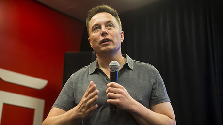 El director ejecutivo de Tesla Elon Musk habla de las nuevas características del piloto automático durante un evento de Tesla en Palo Alto, California, el 14 de octubre 2015.