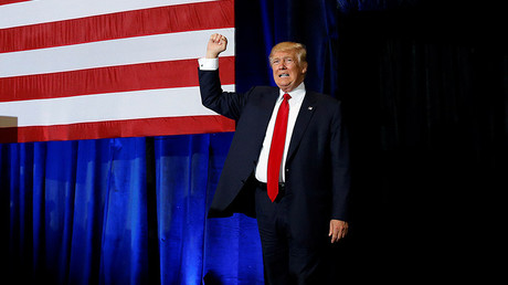 El candidato a la presidencia de EE.UU. Donald Trump saluda a sus partidarios durante un evento de campaña en Tampa, Florida. 5 de noviembre de 2016.