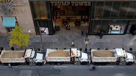 Una barrera compuesta por camiones con arena protege la Torre Trump, Nueva York, EE.UU.