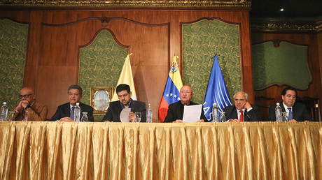 Los representantes del Vaticano, Unasur, el Gobierno venezolano y la oposición durante una reunión del diálogo de paz en Caracas, Venezuela, 13 de noviembre, 2016.