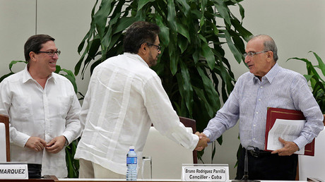 El máximo responsable del equipo negociador, Humberto de la Calle, y el jefe representante de las FARC-EP, Iván Márquez, estrechan sus manos en Cuba tras la firma del nuevo acuerdo de paz.