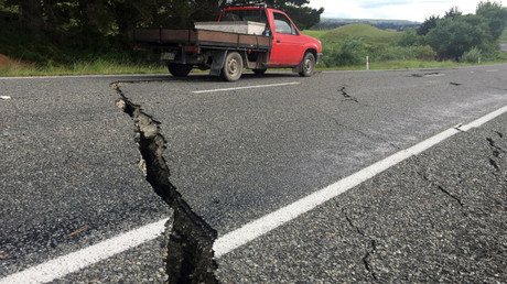 Una grieta atraviesa una carretera en Nueva Zelanda