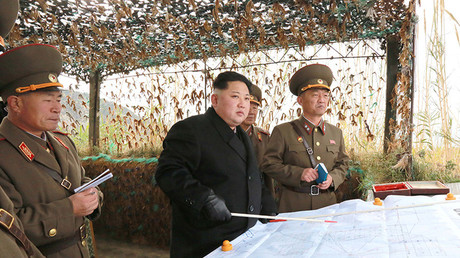 El líder norcoreano Kim Jong-un inspecciona  la unidad de defensa de la isla Mahap del frente occidental en esta foto entregada por la Agencia Central de Noticias de Corea del Norte (KCNA) en Pyongyang el 11 de noviembre de 2016.