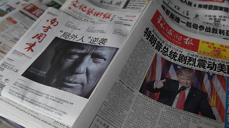 Varios periódicos chinos con la efigie del presidente electo de EE.UU., Donald Trump, en portada