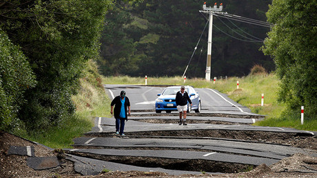 Los residentes locales Chris y Viv Young contemplan los destrozos que causó el terremoto en las carreteras cerca de la localidad de Ward, al sur de Blenheim, en la isla Sur de Nueva Zelanda el 14 de noviembre de 2016.
