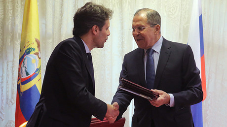 El canciller ruso, Serguéi Lavrov, y su homólogo ecuatoriano, Guillaume Long, firman una serie de documentos en Sochi, Rusia, el 14 de octubre de 2016.