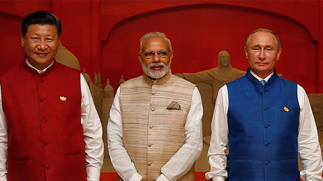 El presidente de China, Xi Jinping; el primer ministro de India, Narendra Modi; y el presidente de Rusia, Vladímir Putin, antes de celebrarse la cumbre de los BRICS en Goa, India, 15 de octubre de 2016.