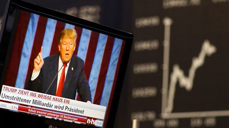La imagen de Donald Trump frente al índice de cotización bursátil alemán DAX en la bolsa de Fráncfort, Alemania, el 9 de noviembre de 2016.