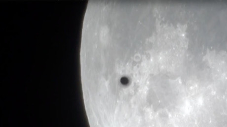 ¿Ovnis a la vista?: Los extraños objetos que sobrevolaron la superluna (VIDEO)