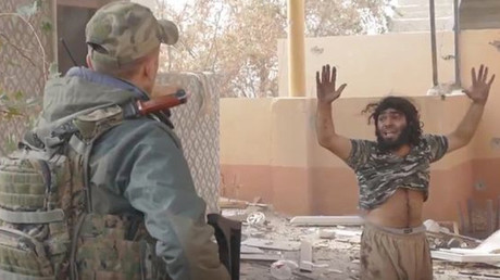 "No te mataremos, sal": Así se rindió un yihadista del EI ante soldados kurdos en Mosul (VIDEO)