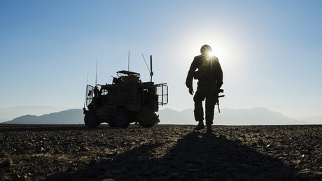 Un soldado estadounidense camina hacia su vehículo MRAP tras realizar un ejercicio de mortero cerca de la base de operaciones Gamberi, ubicada en la provincia de Laghman (Afganistán), el 26 de diciembre de 2014