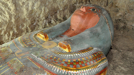 Una imagen publicada por el Ministerio de Antigüedades de Egipto el 13 de noviembre de 2016, que muestra un sarcófago con la momia hallado por arqueólogos españoles cerca de la ciudad de Luxor (Egipto)