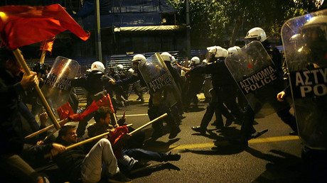 Choques entre policía y manifestantes contra la visita del presidente estadounidense, Barack Obama, en Atenas, Grecia, el 15 de novmebre de 2016.