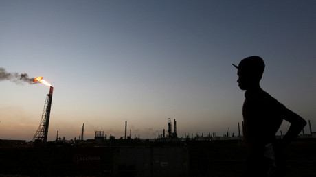 Un hombre permanece cerca de la refinería de Cardón, perteneciente a la petrolera estatal venezolana PDVSA, en Punto Fijo. Venezuela