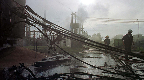 Dos bomberos trabajan en una central eléctrica tras un ataque de la OTAN cerca de Belgrado, Yugoslavia, 22 de mayo de 1999