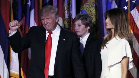 El presidente electo de EE.U.. Donald Trump junto con su esposa Melania y su hijo Barron en Manhattan, Nueva York (EE.UU.), 9 de noviembre de 2016.