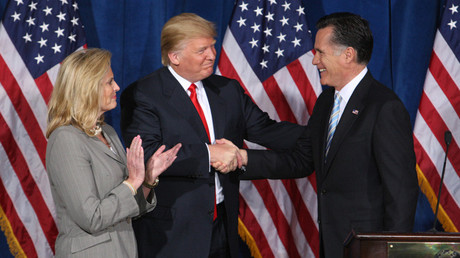 Donald Trump recibe a Mitt Romney y a su esposa en el Trump Hotel en Las Vegas, Nevada (EE.UU.), el 2 de febrero de 2012