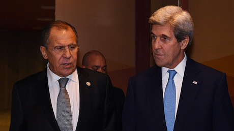 El Ministro de Relaciones Exteriores de Rusia, Serguéi Lavrov y su homólogo estadounidense , John Kerry tras su reunión en la cumbre ministerial de APEC en Lima, capital de Perú, 17 de noviembre de 2016