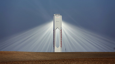Una torre de la planta solar de Abengoa en el parque Solucar en Sanlúcar la Mayor (Andalucía, España)