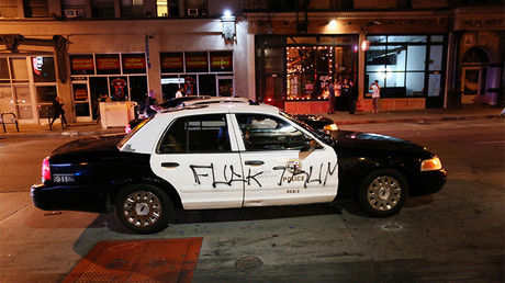 Un coche del Departamento de Policía de Los Ángeles (California) con una pintada tras una protesta contra Donald Trump, el 12 de noviembre de 2016.
