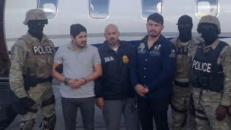 Efrain Antonio Campo Flores (2º a la izquierda) y Francisco Flores de Freitas aparecen junto a varios oficiales en esta foto, tomada el 12 de noviembre de 2015, después de su arresto en Puerto Príncipe, Haití