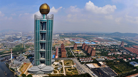 El rascacielos Longxi International Hotel en Huaxi, Jiangsu, China.