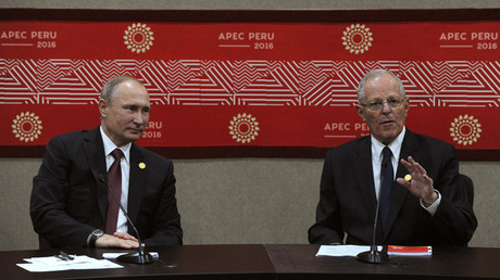 El presidente ruso Vladímir Putin y su homólogo peruano Pedro Pablo Kuczynski durante su encuentro en el marco de la cumbre de la APEC. 19 de noviembre de 2016.