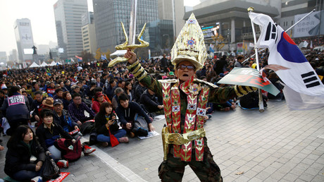 Un hombre forma parte de las protestas en contra de la presidenta surcoreana Park Geun-hye. 19 de noviembre de 2016. 