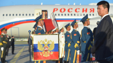 Una ceremonia de bienvenida en el aeropuerto de Pekín, durante la visita de Vladímir Putin a China, el 2 de octubre de 2015