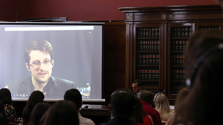 Snowden habla por videoconferencia durante un acto en la Universidad de Buenos Aires (Argentina), el 14 de noviembre de 2016.