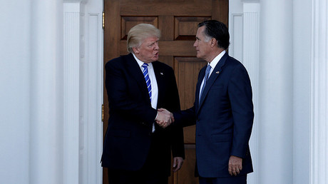 El presidente electo de EE.UU., Donald Trump, estrecha la mano a Mitt Romney después de mantener un encuentro en Bedminster, Nueva Jersey, EE.UU., el 19 de noviembre de 2016.