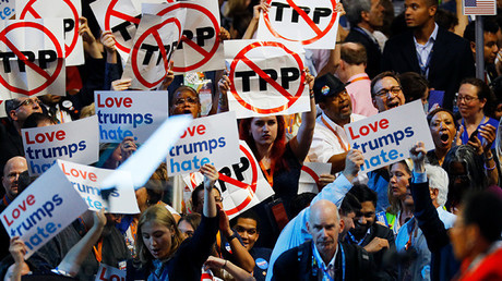Delegados con pancartas contra el TPP durante la Convención Nacional Demócrata en Filadelfia (Pensilvania), el pasado 25 de julio