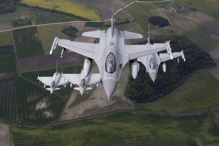 Cazas F-16 de la Fuerza Aérea de Noruega y cazas Eurofighter Typhoon de la Fuerza Aérea italiana patrullan los países bálticos durante una misión de la OTAN, Lituania