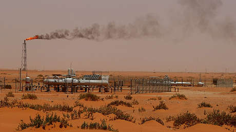 Una planta de Aramco en el desierto arábigo, a unos 160 km al este de Riad