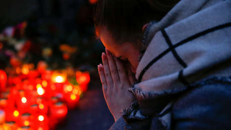 Una mujer reza tras el atentado en Berlín