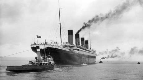 El Titanic zarpa del puerto de Belfast, Irlanda del Norte