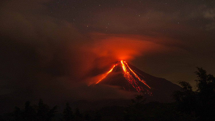 'Volcán de Fuego' mexicano de Colima lanza fumarola "de postal ... - RT en Español - Noticias internacionales