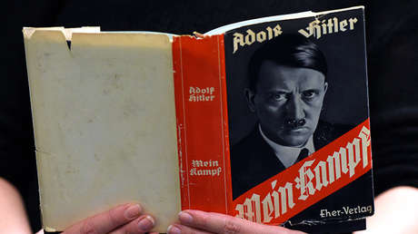 Una antigua edición del 'Mein Kampf' expuesta en la Biblioteca Central y Regional de Berlín, el 7 de diciembre de 2015.