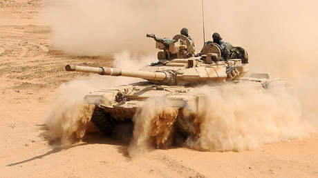 Un tanque de combate T-90 del Ejército indio