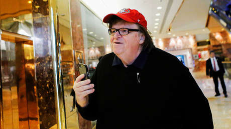 El cineasta Michael Moore llega a la neoyorquina Trump Tower
